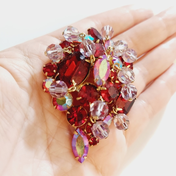 Vintage 50s red Julianna rhinestone iridescent aurora borielis crystal dangl pin - Picture 3 of 9